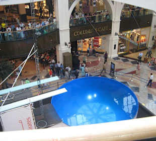 Sprünge aus 25 Höhe im Mall of the Emirates