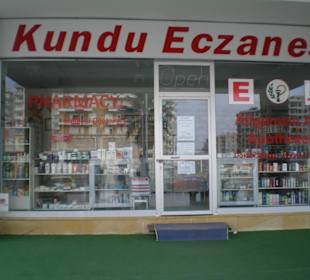 Lara-Kundu Apotheke von der Straße gesehen