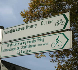 Wegweiser zum Grab des Admiral Brommy