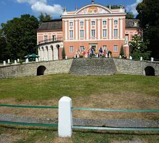 Dziedziniec przad palacem