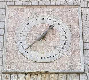 Uhr in 24 Felder eingeteilt