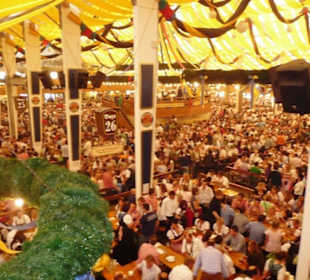 Paulaner-Festzelt Galerie-Blick (innen)