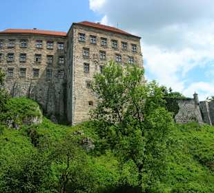 Zamek z drogi dojazdowej