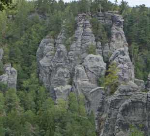 Blick auf die Felslandschaft im Bastei-Massiv