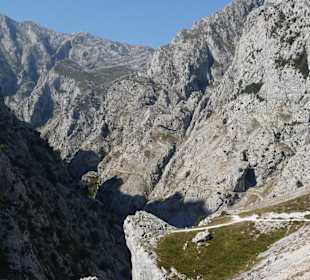 Blick in das tief eingeschnittene Tal des Cares