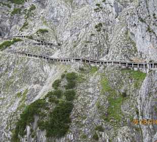 Blick vom Tal zum Höhleneingang