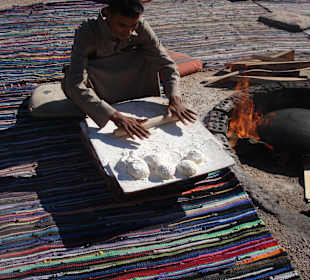 Beduine beim Brot machen