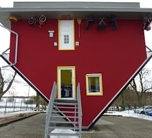 Ein Haus steht Kopf!