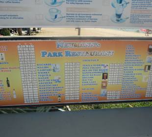 Eine Bar am Strand mit Bundesliga