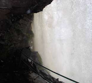 Durch den Wasserfall
