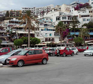 Blick auf Agia Galini vom Hafenparkplatz aus