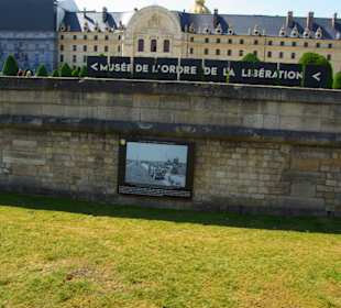 Hier hängen viele Kriegsbilder aus