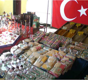 Stand mit Süssigkeiten und Tee (einer von vielen)