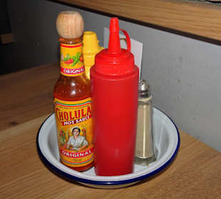 Zum Nachwürzen auf den Tischen des Ludwig