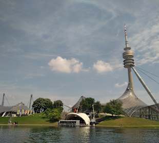 Olympiaturm und im Hintergrund Open-Air-Kino. 