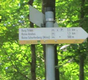 Wegweiser zur Burg Trifels
