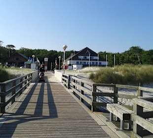 Seebrücke etwa 150 m vom Hotel entfernt