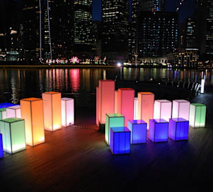 Lichtinstallationen vor Skyline Singapore