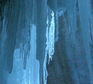 Eiswand vom Licht durchflutet in der Partnachklamm