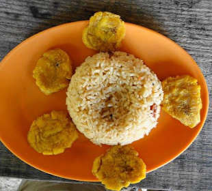 Reis und frittierte Bananen