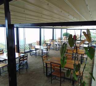 Modern, hell und offen eingerichtet