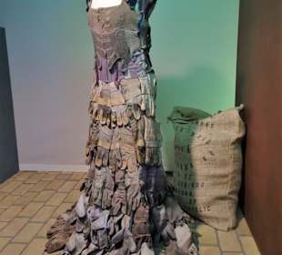 Kunst aus Arbeitshandschuhen  im Altonaer Museum