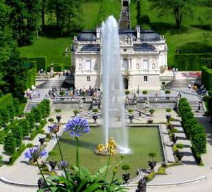 Das Schloss mit Fontäne