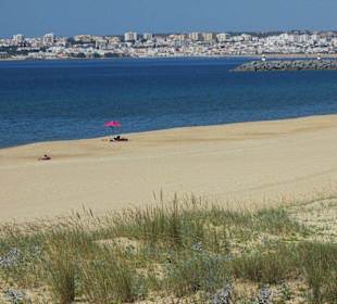 Strand von Alvor mit Blick auf Lagos
