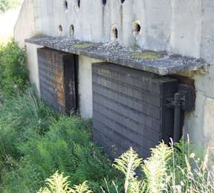 Verschlossener Eingang zum Bunker