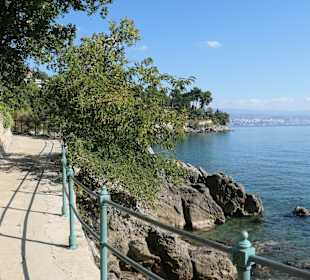 Spaziergang entlang der Promenade bei Opatija