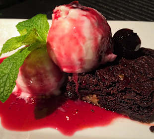 Schokoladenbrownies mit Amarenaeis