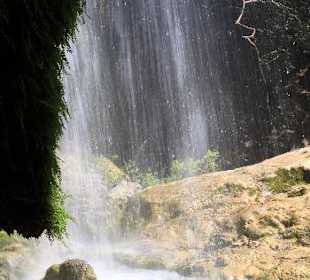 Hinter dem Wasserfall