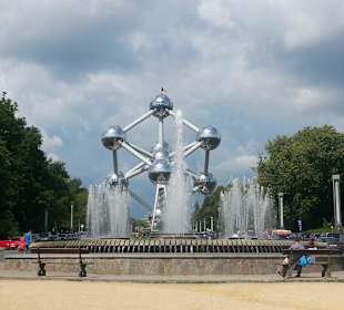 Atomium mit Springbrunnen