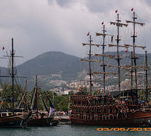 Piratenschiffe im Hafen von Alanya