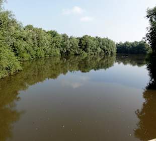 Wasserflächen des Flusses Ochtum