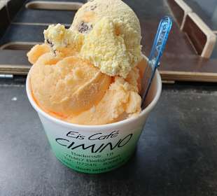 Eis im Becher