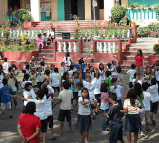 Auf dem Schulhof wird für das Sinulog Fest geübt