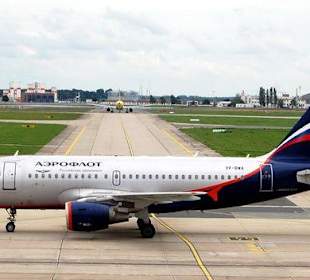 Ein Flugzeug mit den Logos der "UDSSR"