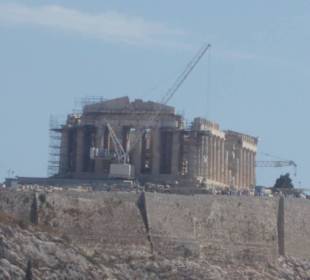 Акрополь в лесах