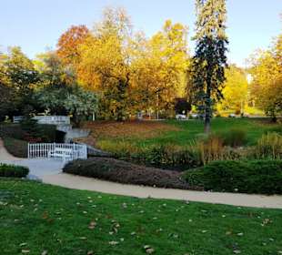 Untere Parkanlage mit Bachlauf