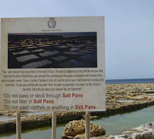 Hinweisschild über die Salzpfannen vonQbajjar