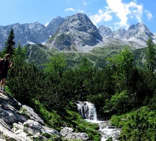 Kleiner Wasserfall unterhalb des Sees