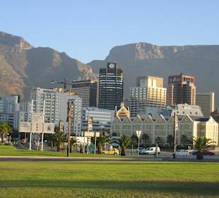 Skyline vor dem Tafelberg