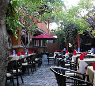 Sitzmöglichkeiten im Hof