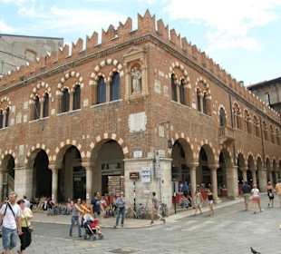 Площадь Эрбе. Дом купцов