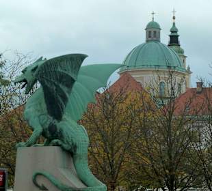 Drache vor der Domkuppel