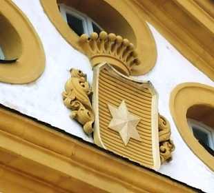 Wappen über den Eingang