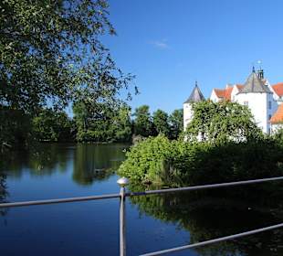 Wassergräben um das Schloss