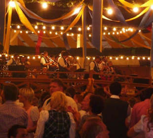 Paulaner-Festzelt mit Musikbühne in der Mitte