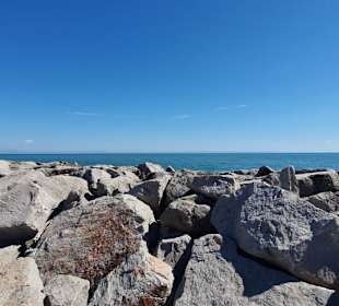 Auf dem Wellenbrecher